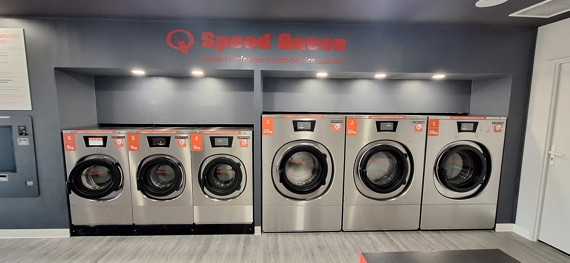Intérieur de la laverie automatique Speed Queen à Trèbes